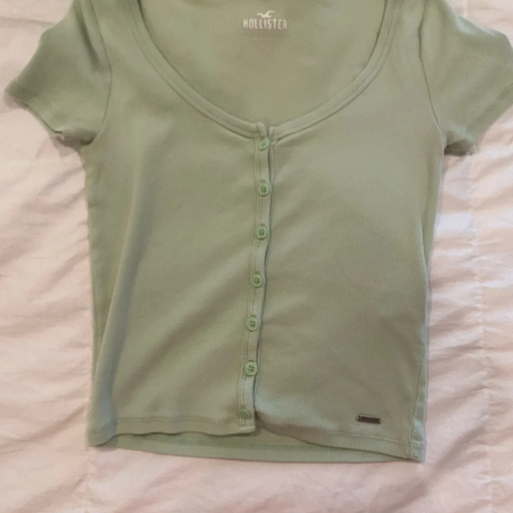 Hollister light green baby tee - Picture 1 of 2